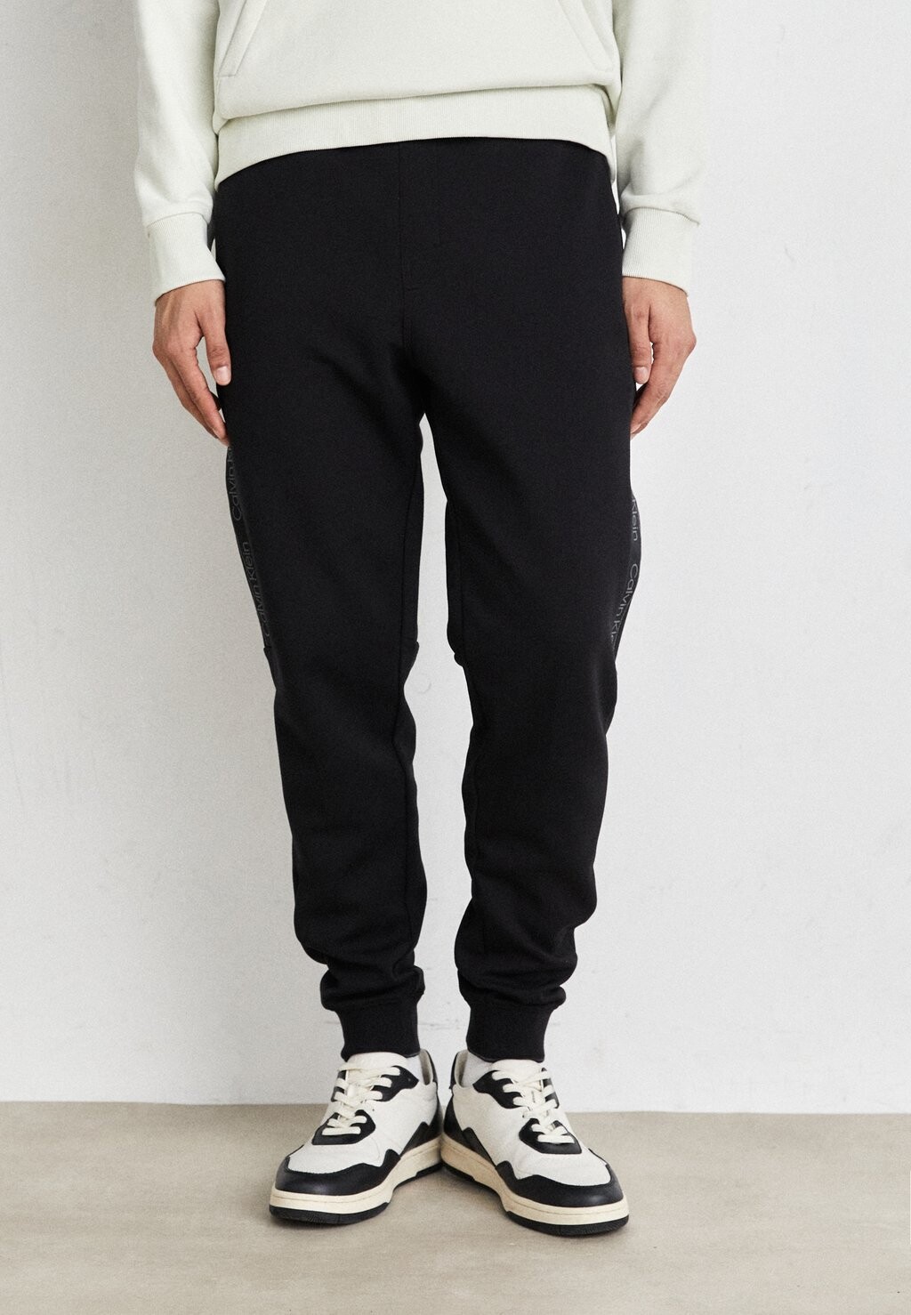 

Спортивные брюки Tape Jogger Logo Calvin Klein, черный