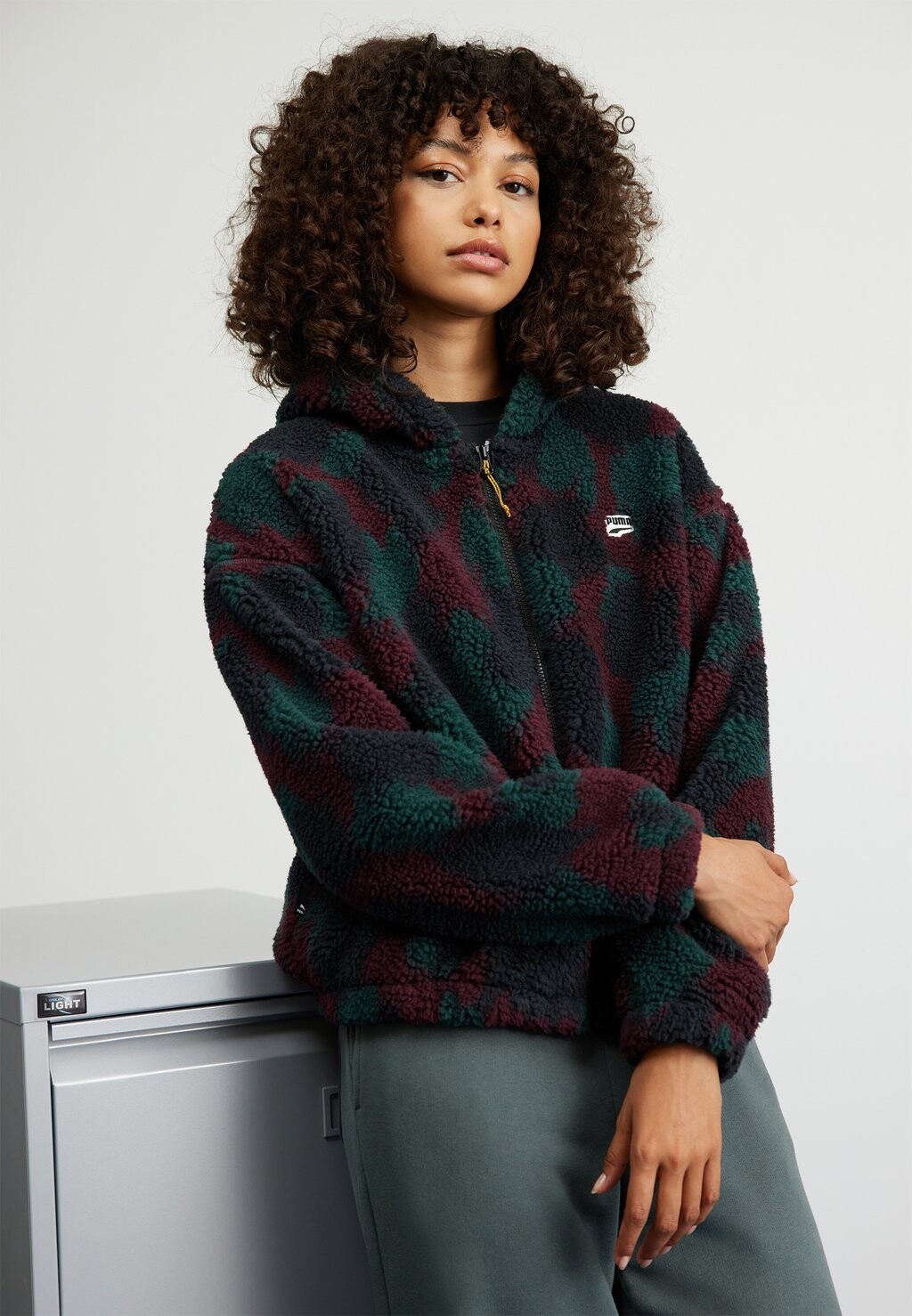 

Куртка Puma КУРТКА DOWNTOWN SHERPA, цвет dark jasper