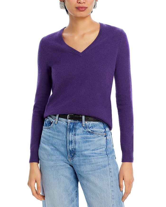 

Кашемировый свитер C by Bloomingdale с V-образным вырезом C by Bloomingdale's Cashmere, фиолетовый