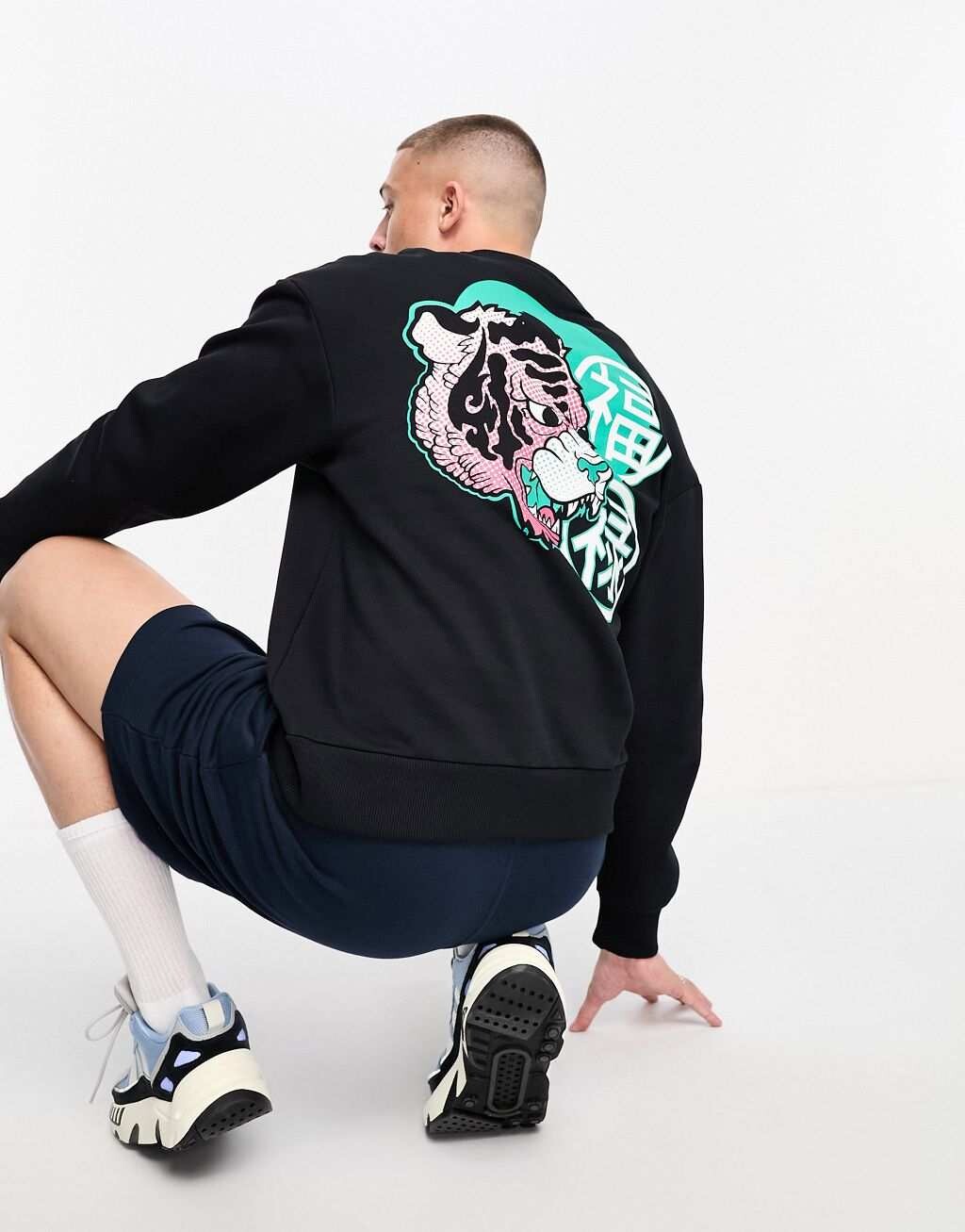 

Черный свитшот оверсайз с тигровым принтом на спине Jack & Jones Originals