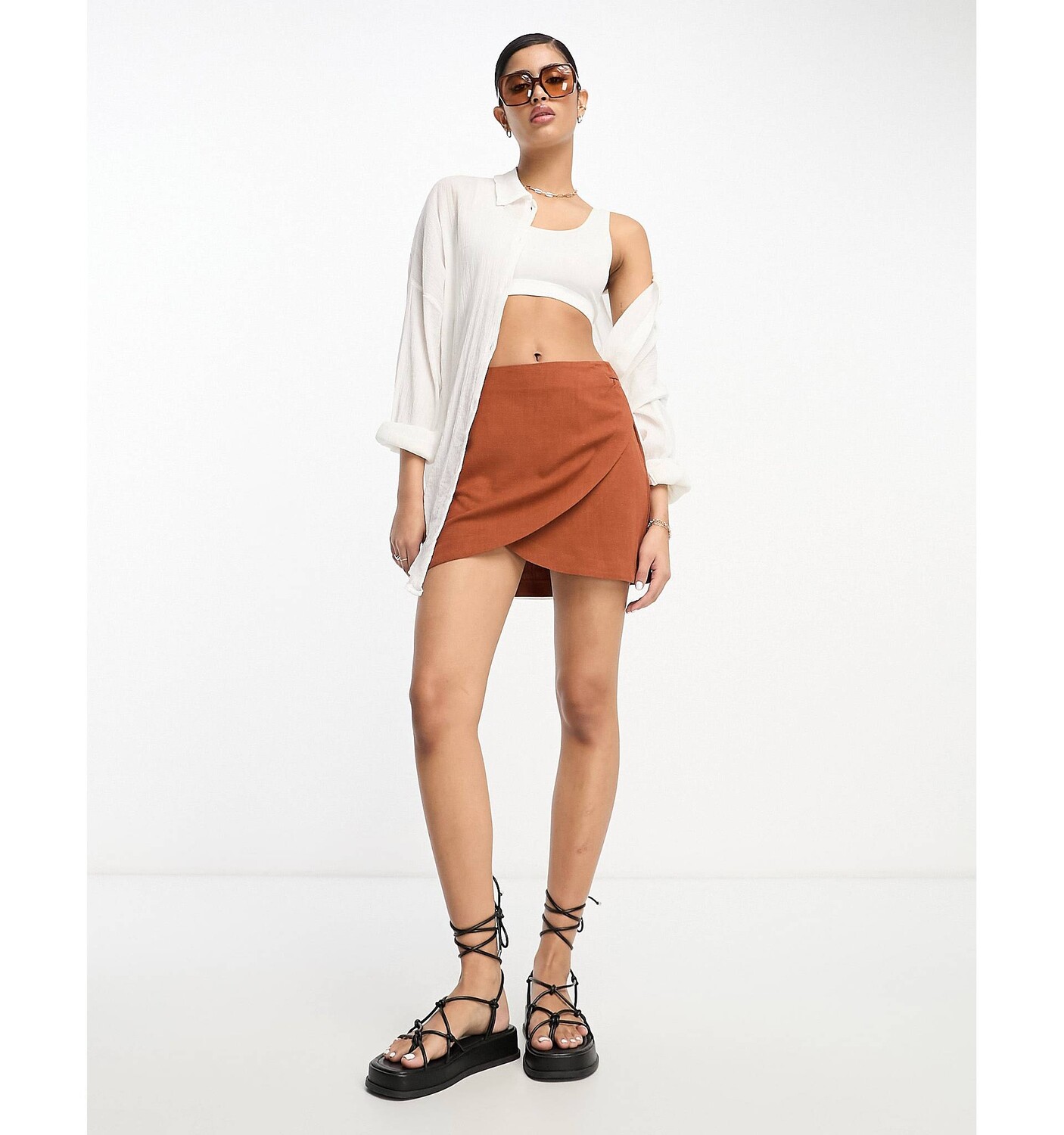 

Коричневая льняная мини-юбка с запахом ASOS DESIGN