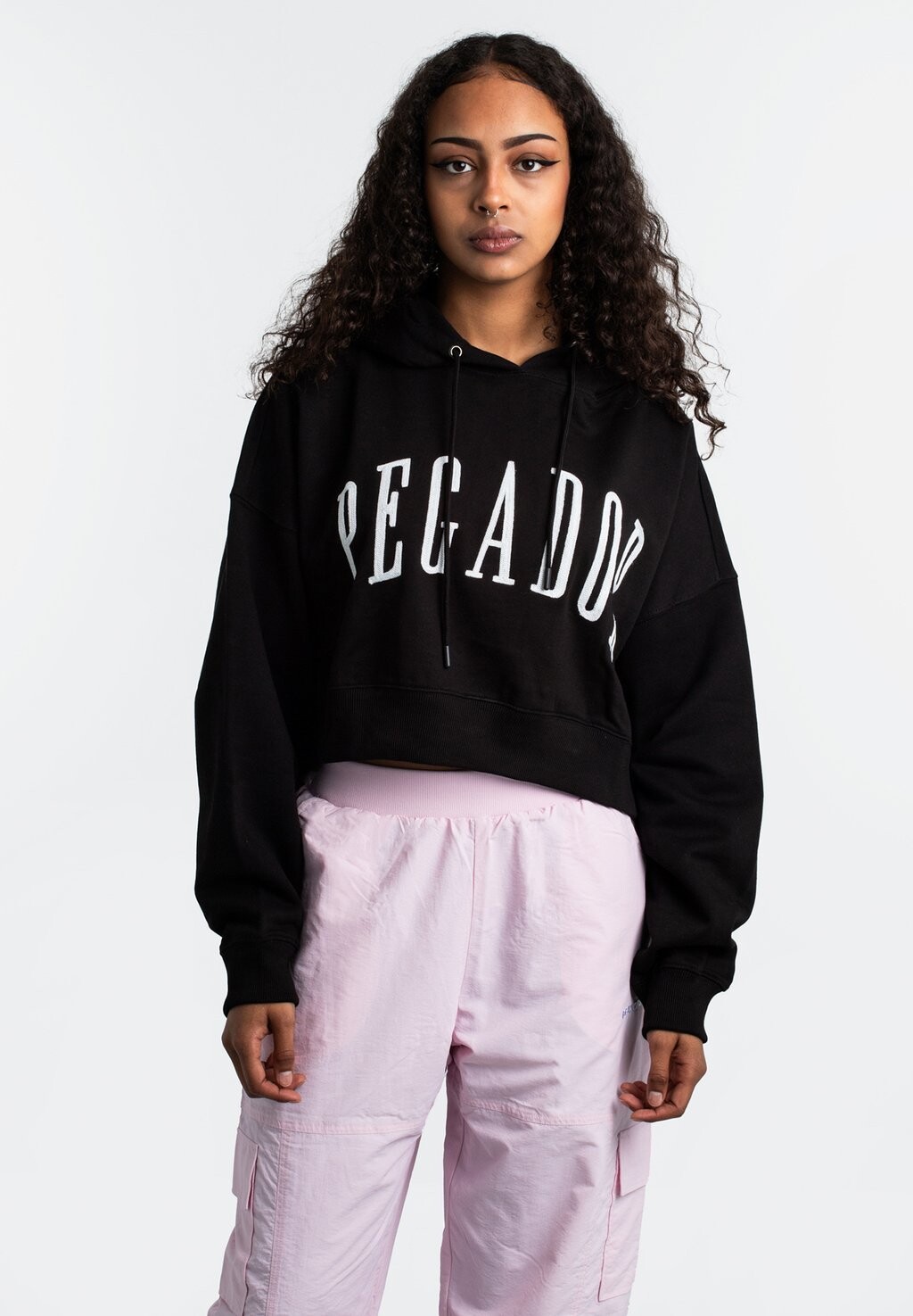 

Толстовка с капюшоном BONITA CROPPED Pegador, черный