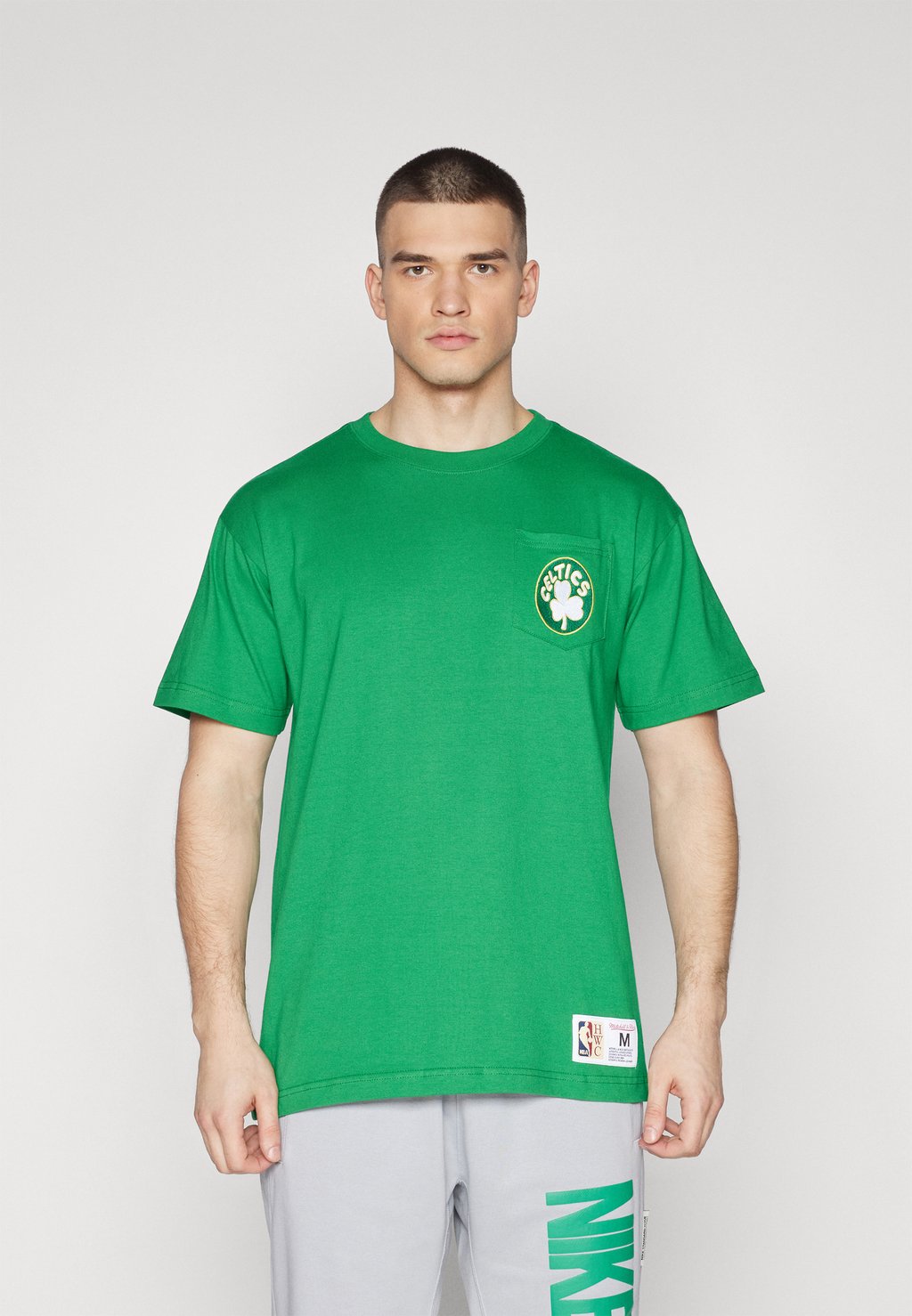 

Футболка с символикой NBA BOSTON CELTICS PREMIUM POCKET TEE Mitchell & Ness, цвет kelly green