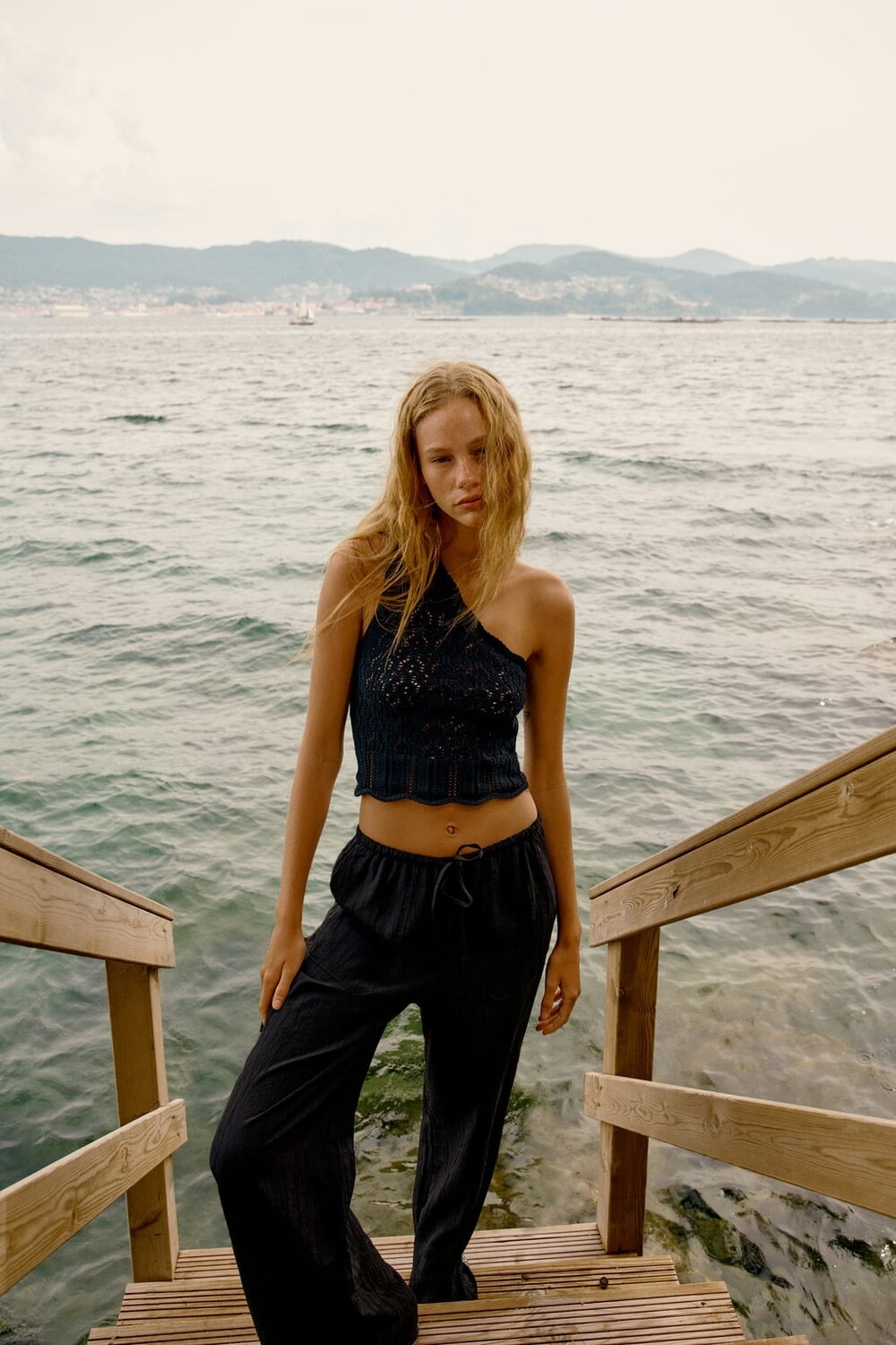 

Брюки полной длины ZARA, черный