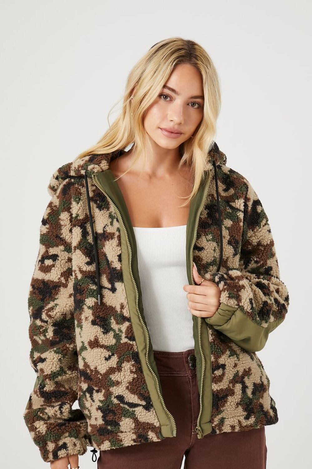 

Куртка из искусственной овчины с камуфляжным принтом Forever 21, зеленый