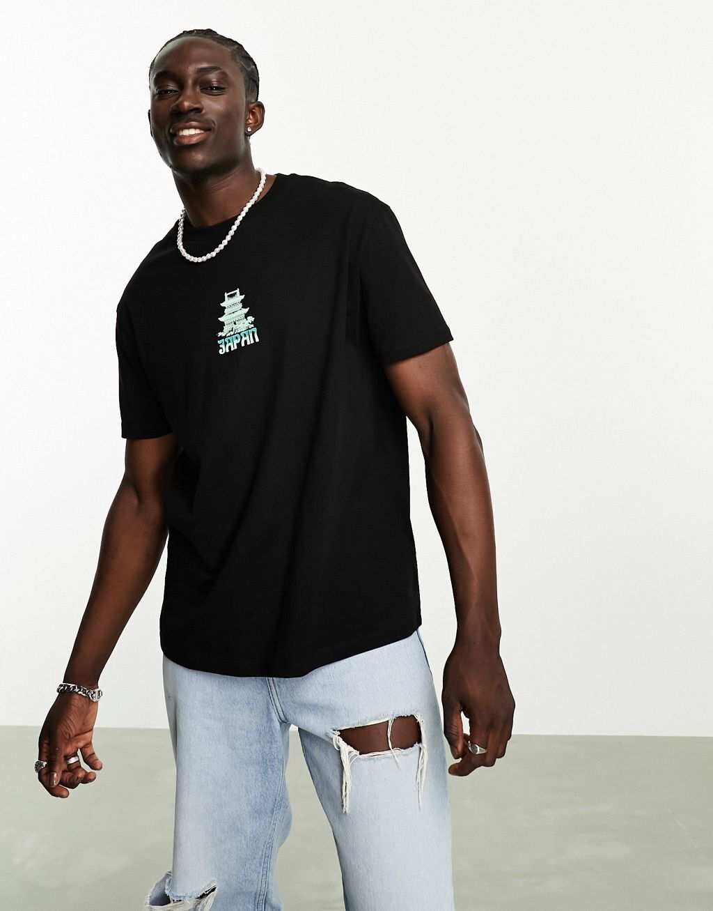 

Черная непринужденная футболка с японским принтом на груди ASOS DESIGN, Черный