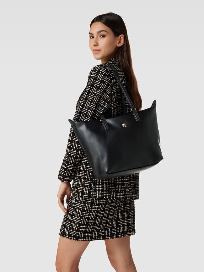 

Сумочка с этикеткой Tommy Hilfiger, черный