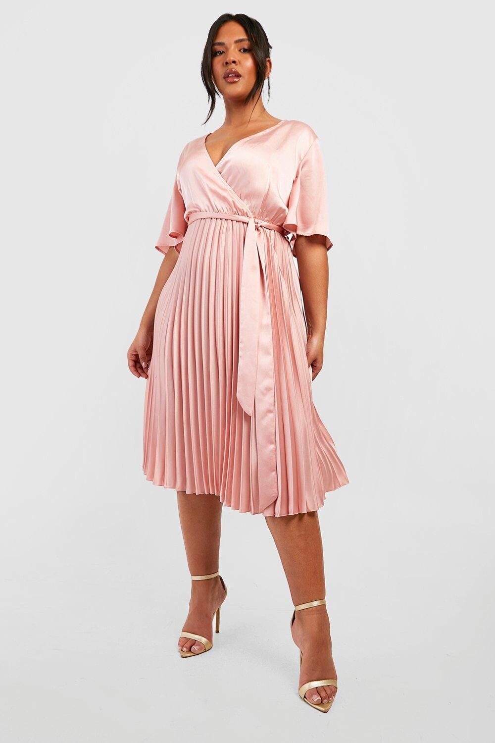 

Платье плиссированное атласное платье с рукавами-ангелами Boohoo, шампанское