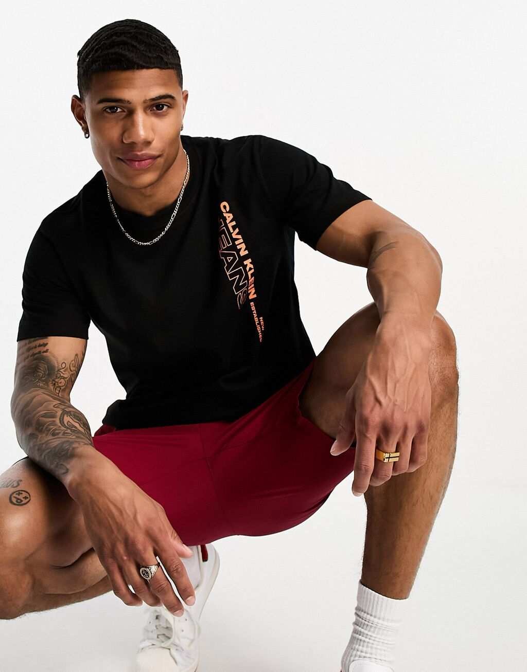

Черная сезонная футболка с логотипом и монограммой Calvin Klein Jeans, Черный