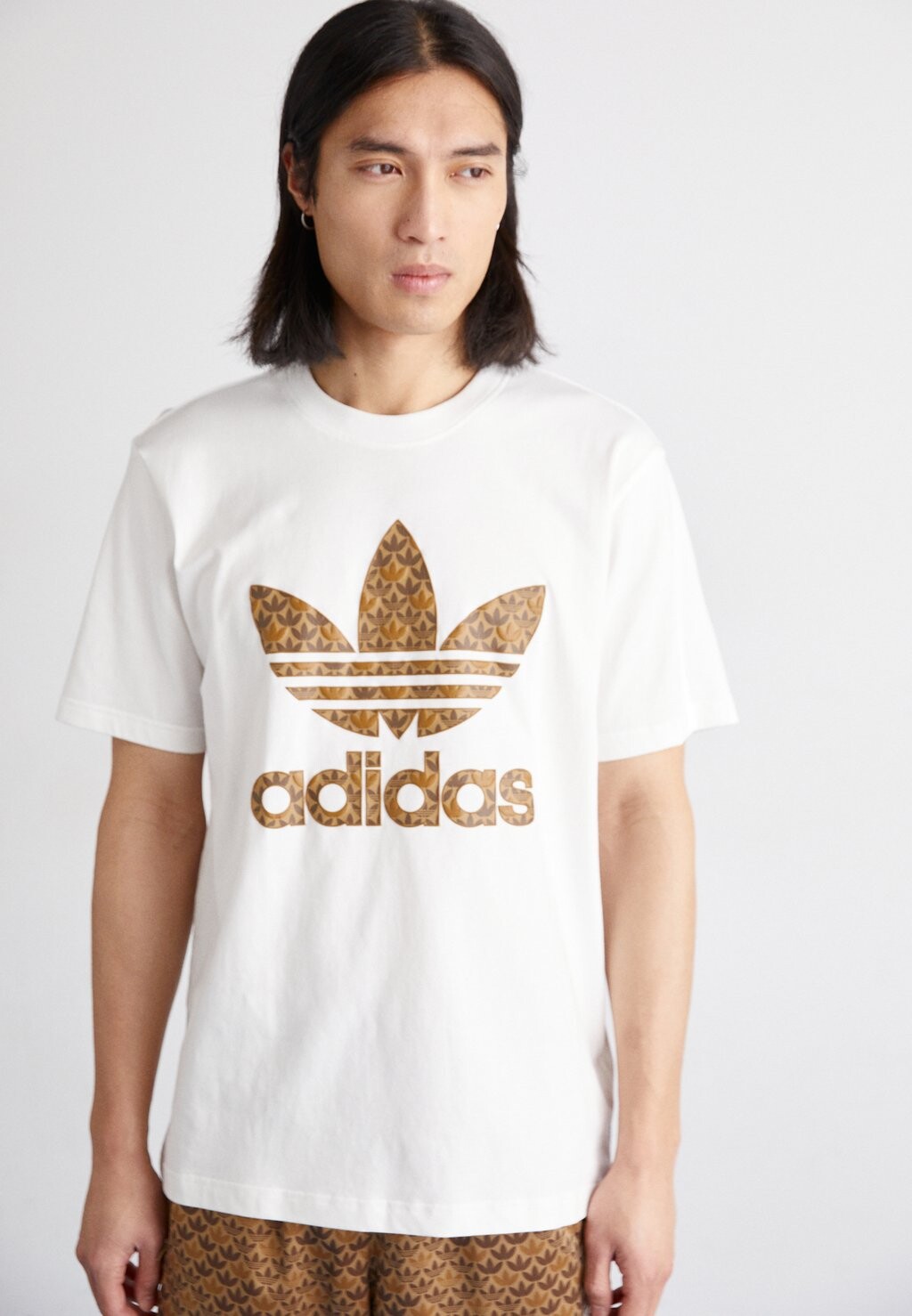 

Футболка с принтом Mono Tee adidas Originals, цвет white/earth strata