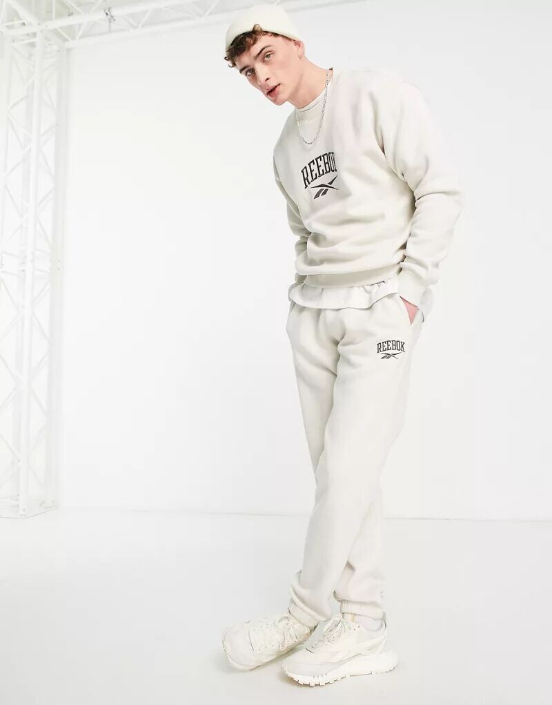 

Овсяные джоггеры Reebok Vintage — эксклюзивно для ASOS