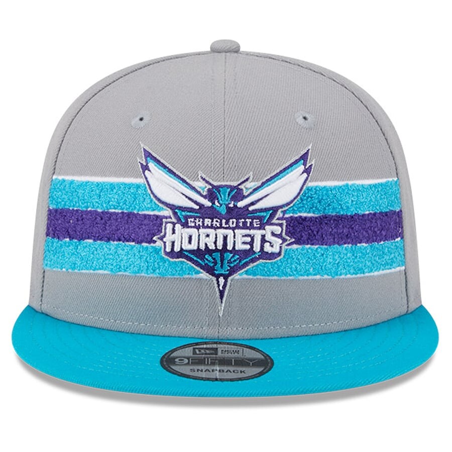 

Бейсболка New Era Charlotte Hornets, серый