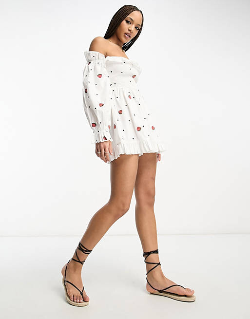 

Комбинезон с присборенным лифом и вышивкой клубники ASOS DESIGN