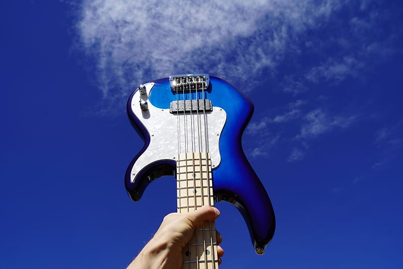 

Басс гитара G&L USA Fullerton Deluxe Kiloton-5 Blueburst 5-String Electric Bass Guitar w/ Deluxe Gig Bag