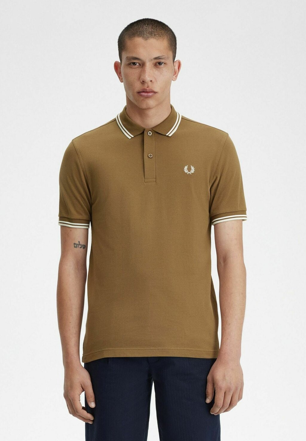 

Поло Fred Perry, земля