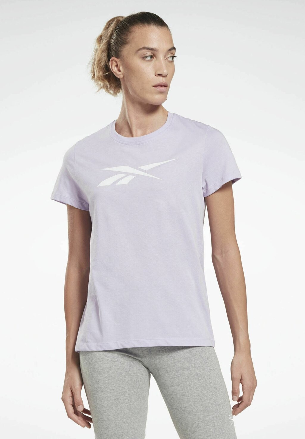 

Футболка с принтом Reebok, фиолетовый
