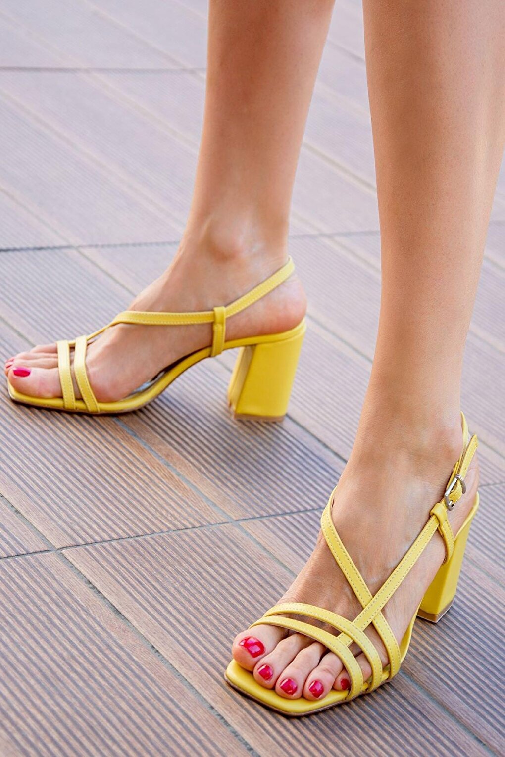 цена Желтые женские туфли на каблуке H922741009 Fox Shoes