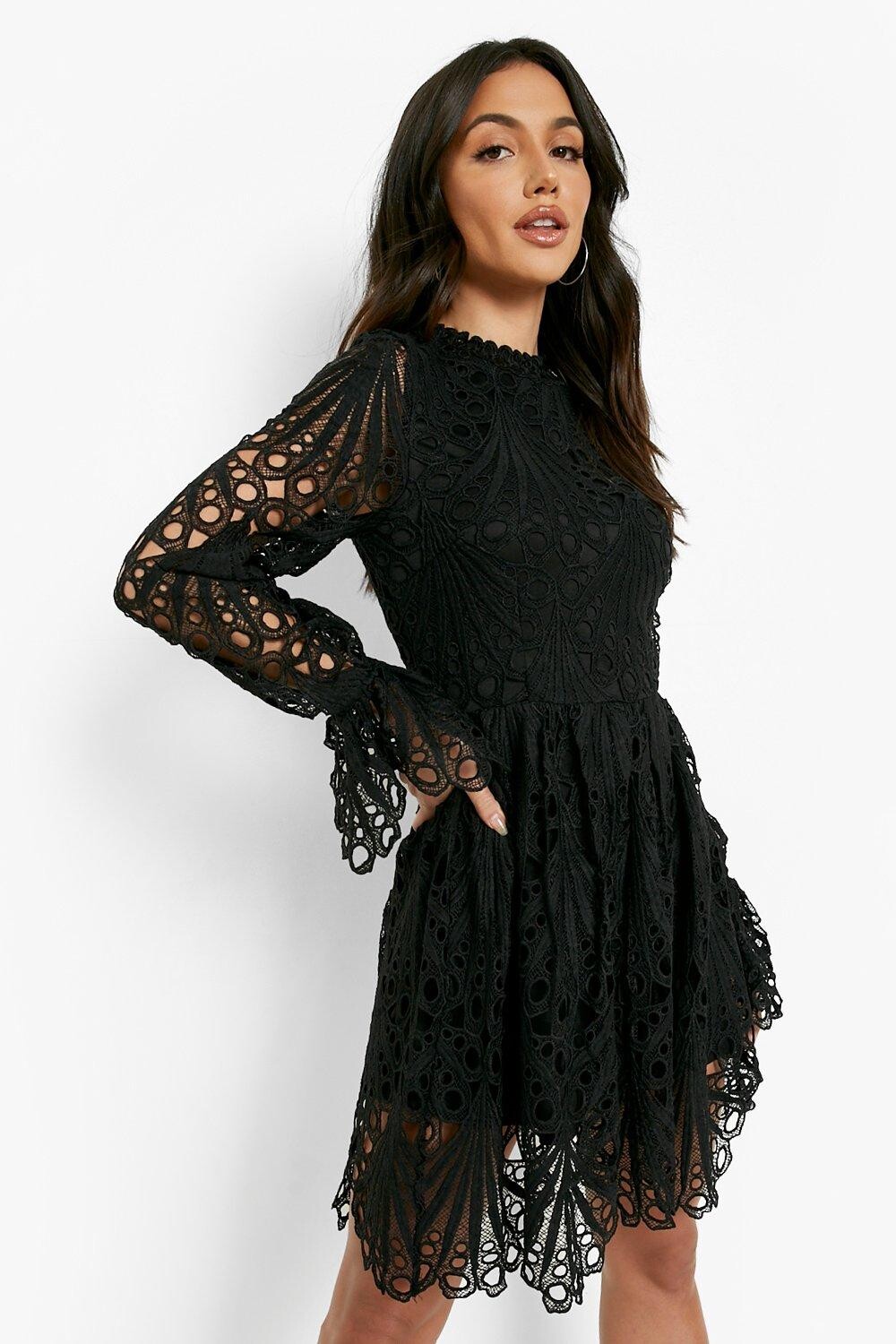 

Кружевное платье с высоким вырезом и раскрешенными рукавами Boohoo, черный