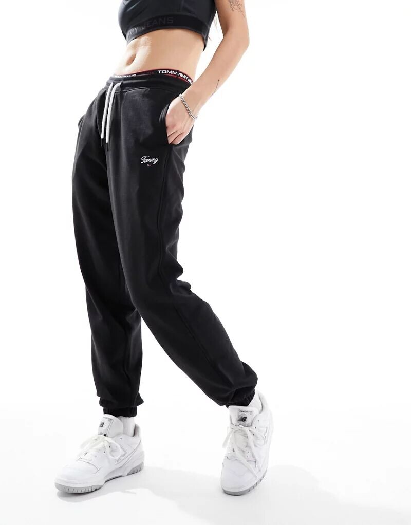 

Черные спортивные брюки свободного кроя с надписью Tommy Jeans