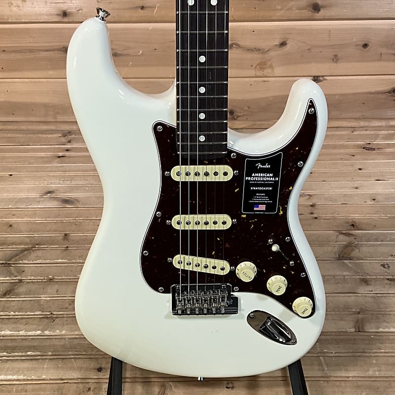 

Электрогитара Fender American Professional II Stratocaster Electric Guitar - Olympic White