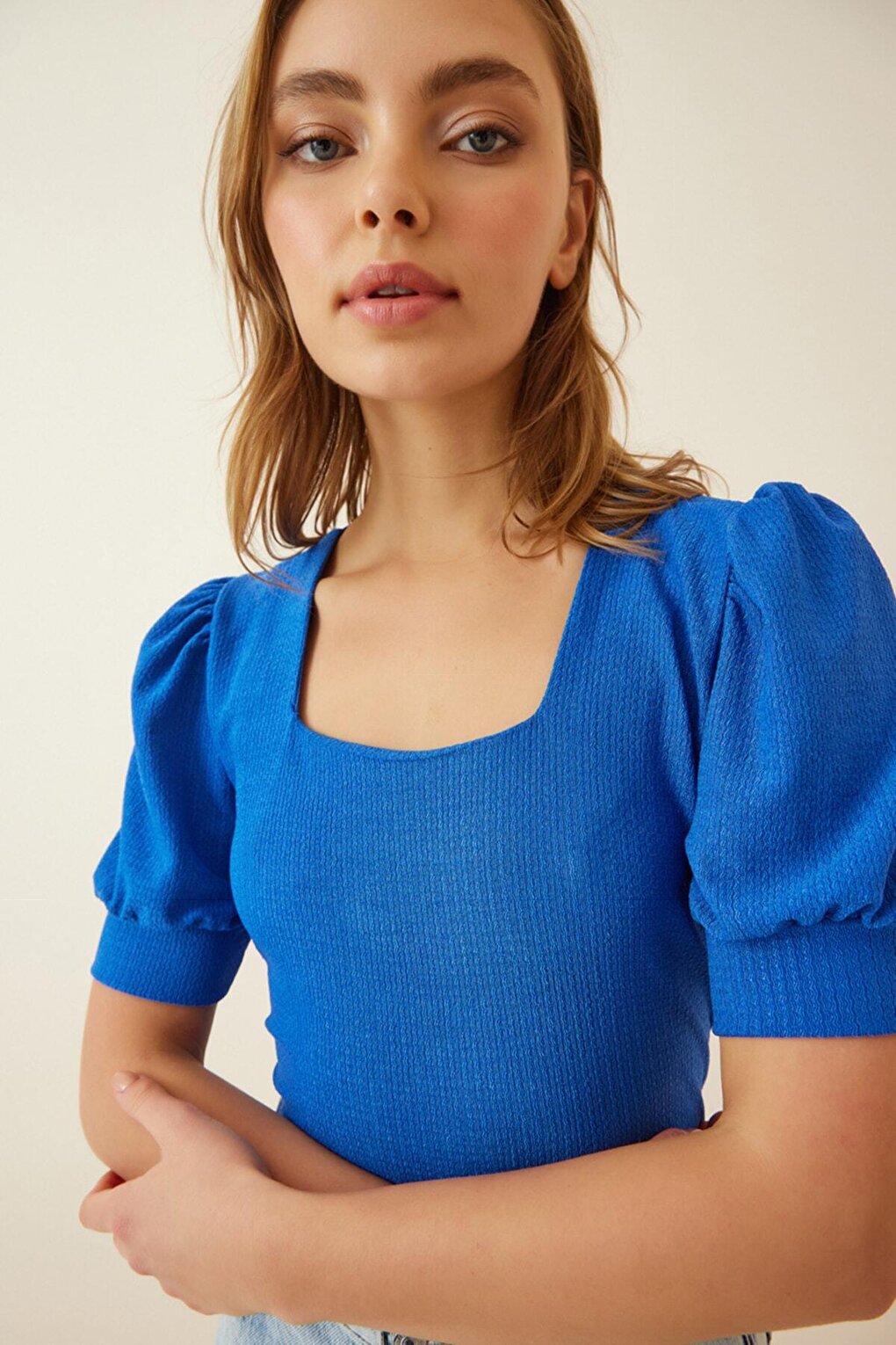 цена Женская кобальтово-синяя вязаная блузка с квадратным воротником HZL22W-BD104091 hazelin