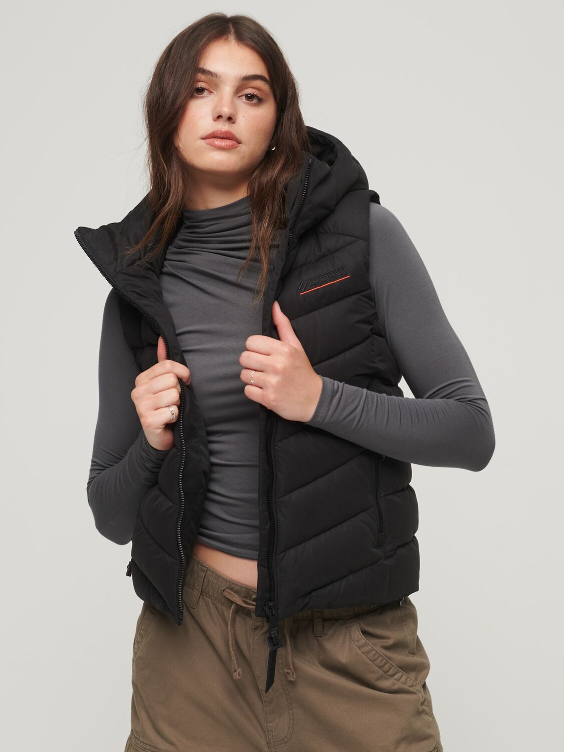 

Утепленный жилет из микрофибры с капюшоном Superdry, черный