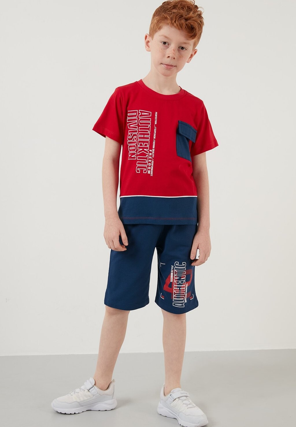 

Спортивный костюм REGULAR FIT SHORTS AND T-SHIRT LELA, цвет red/dark blue