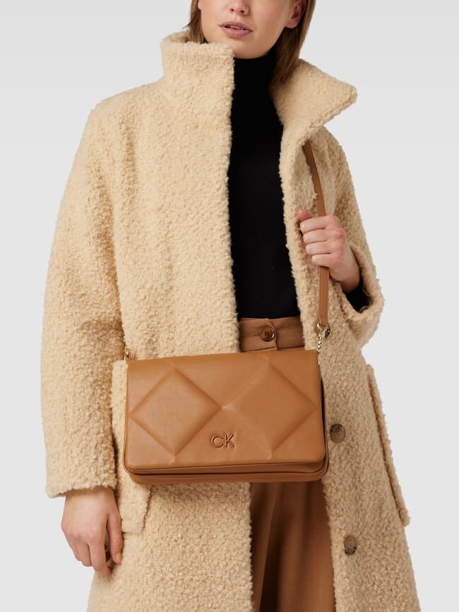 

Сумочка с аппликацией логотипа, модель QUILT Calvin Klein, коньячный цвет