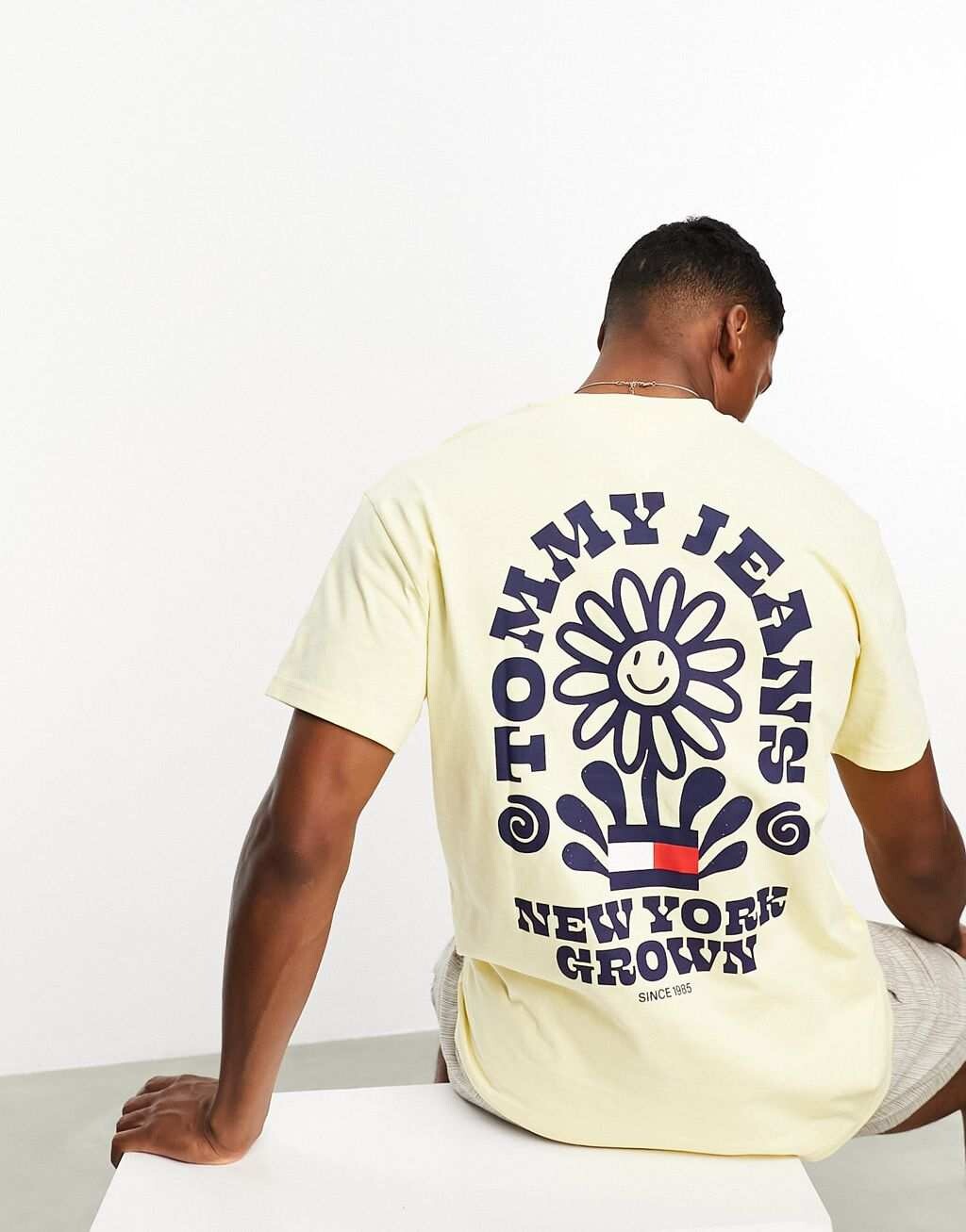 

Желтая футболка с графическим рисунком Tommy Jeans