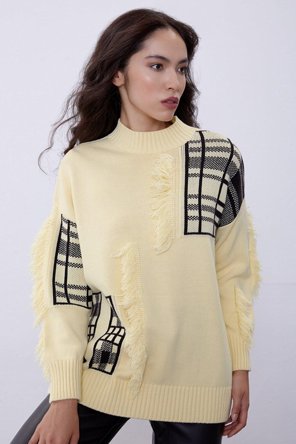

Желтый трикотажный свитер с полуводолазкой и кисточками SWK4363SR Sherin