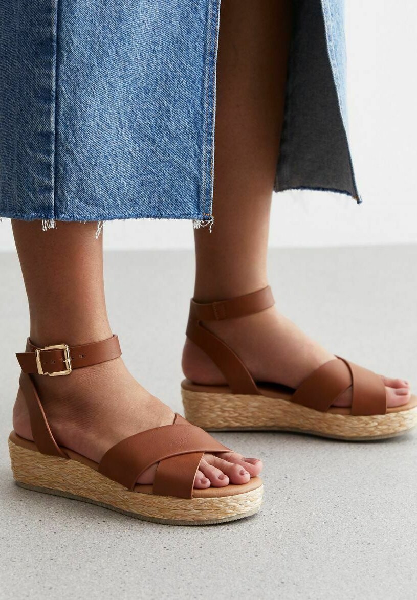 

Босоножки на танкетке LOOK CROSS OVER PART New Look, цвет tan