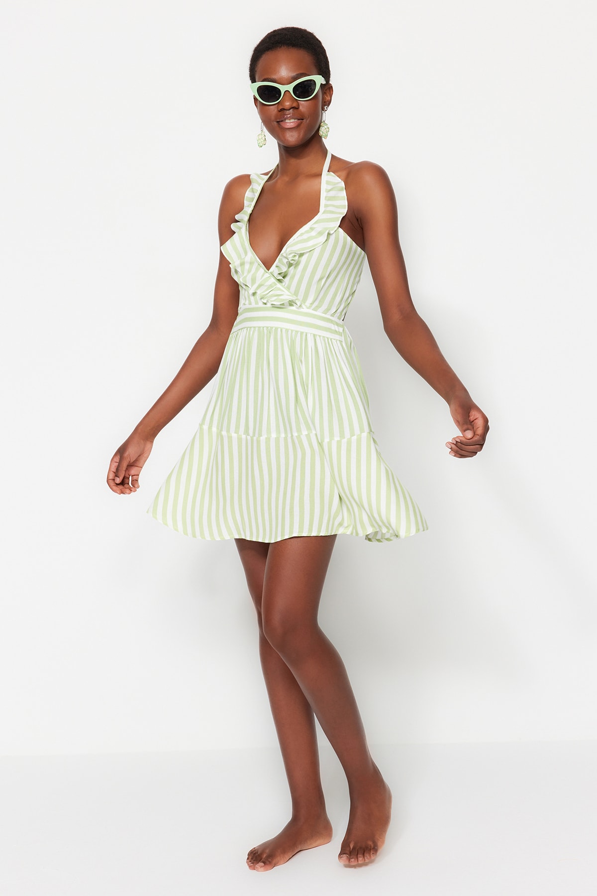 Платье Trendyol пляжное с открытой спиной, зеленый