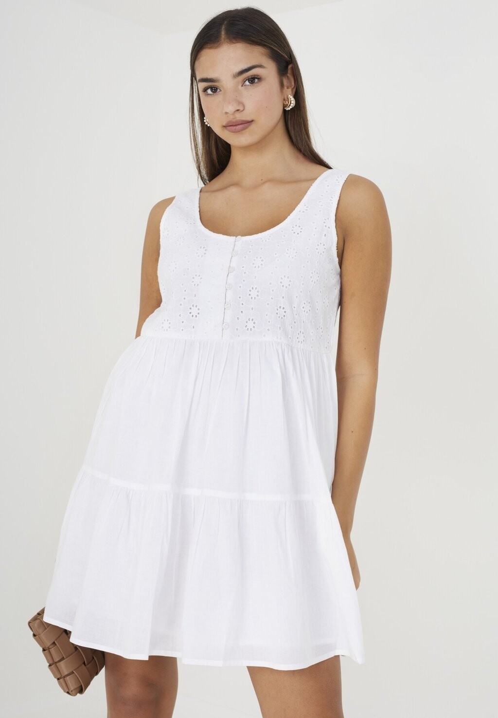 

Дневное платье ANITA EMBROIDERED BUST TIERED SMOCK Brave Soul, белый