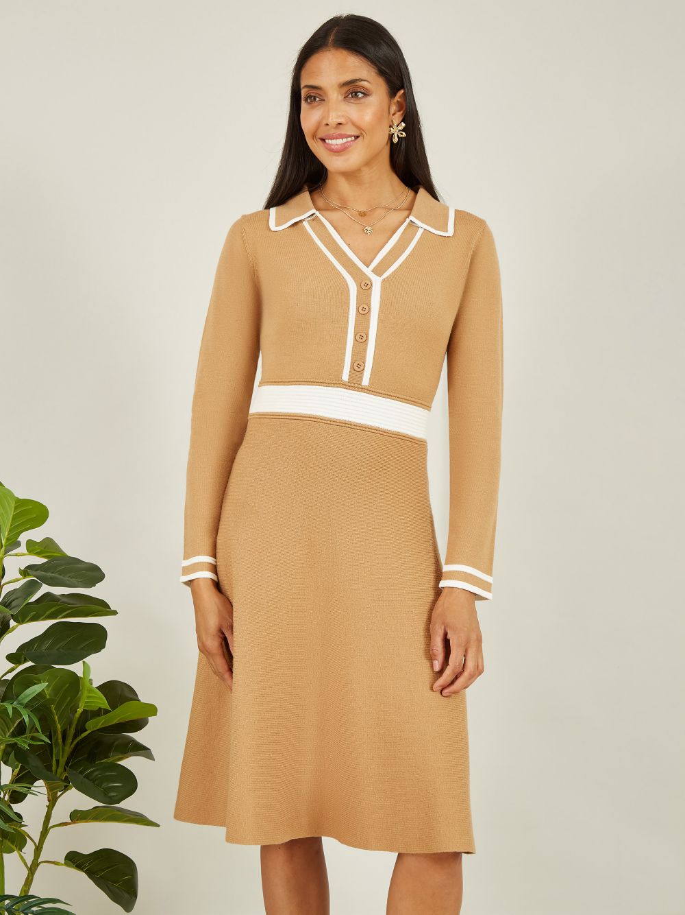 Трикотажное платье Yumi с контрастным воротником, светло-коричневый