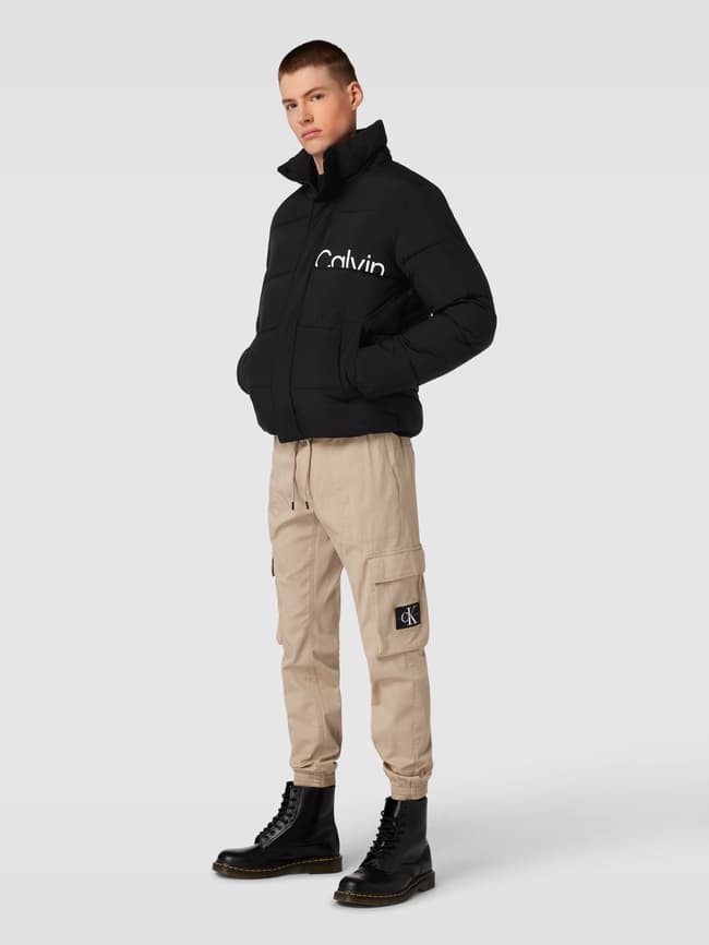 цена Куртка с принтом этикетки Calvin Klein Jeans, черный