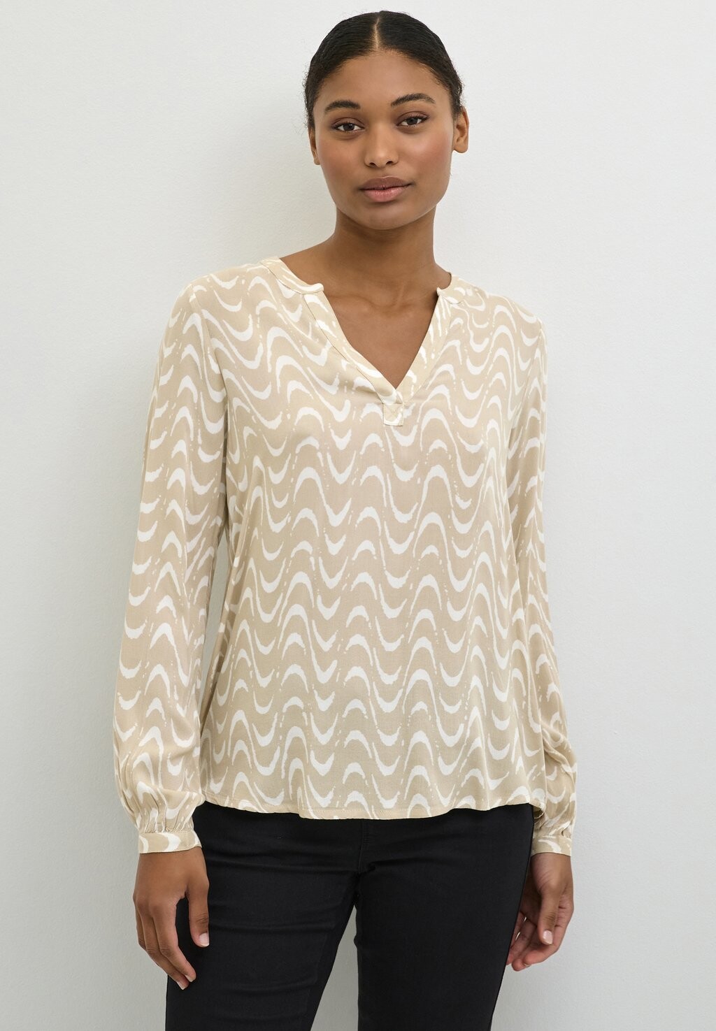 

Блузка MIRA PRINTED Kaffe, цвет feather grey graphic print