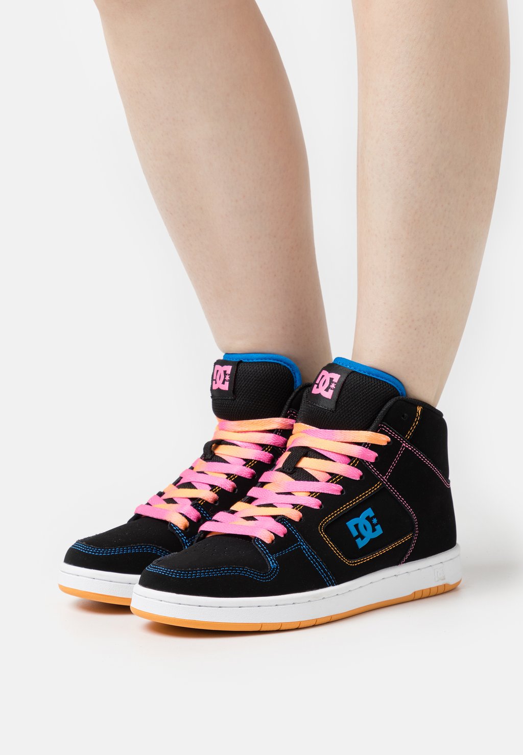 цена Обувь для скейтбординга DC Shoes MANTECA, разноцветный
