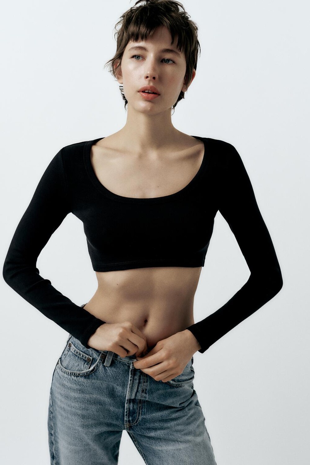 

Укороченный топ в ребрику с длинным рукавом ZARA, черный