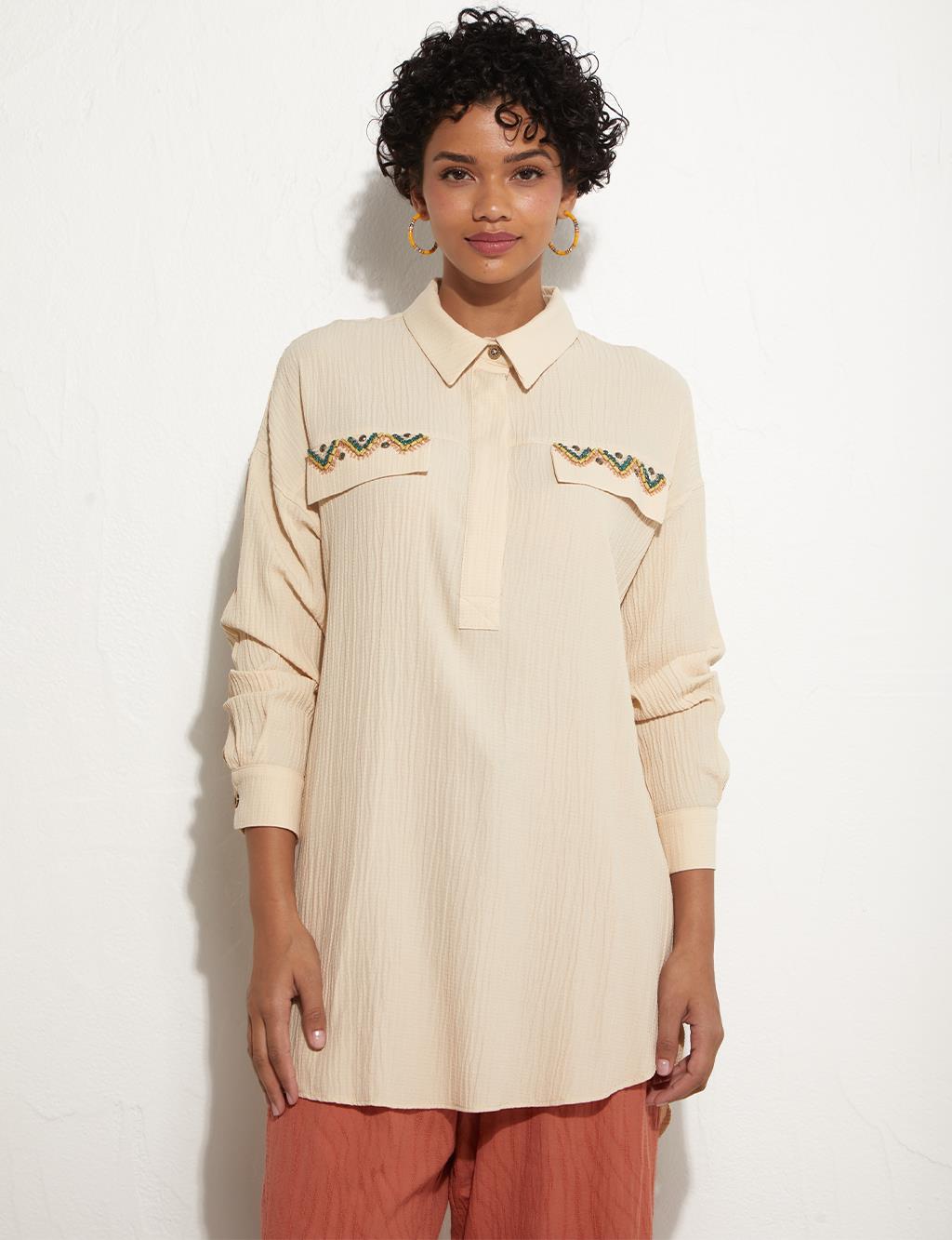 Блуза с полупланкой с искусственными карманами песочно-бежевого цвета Kayra