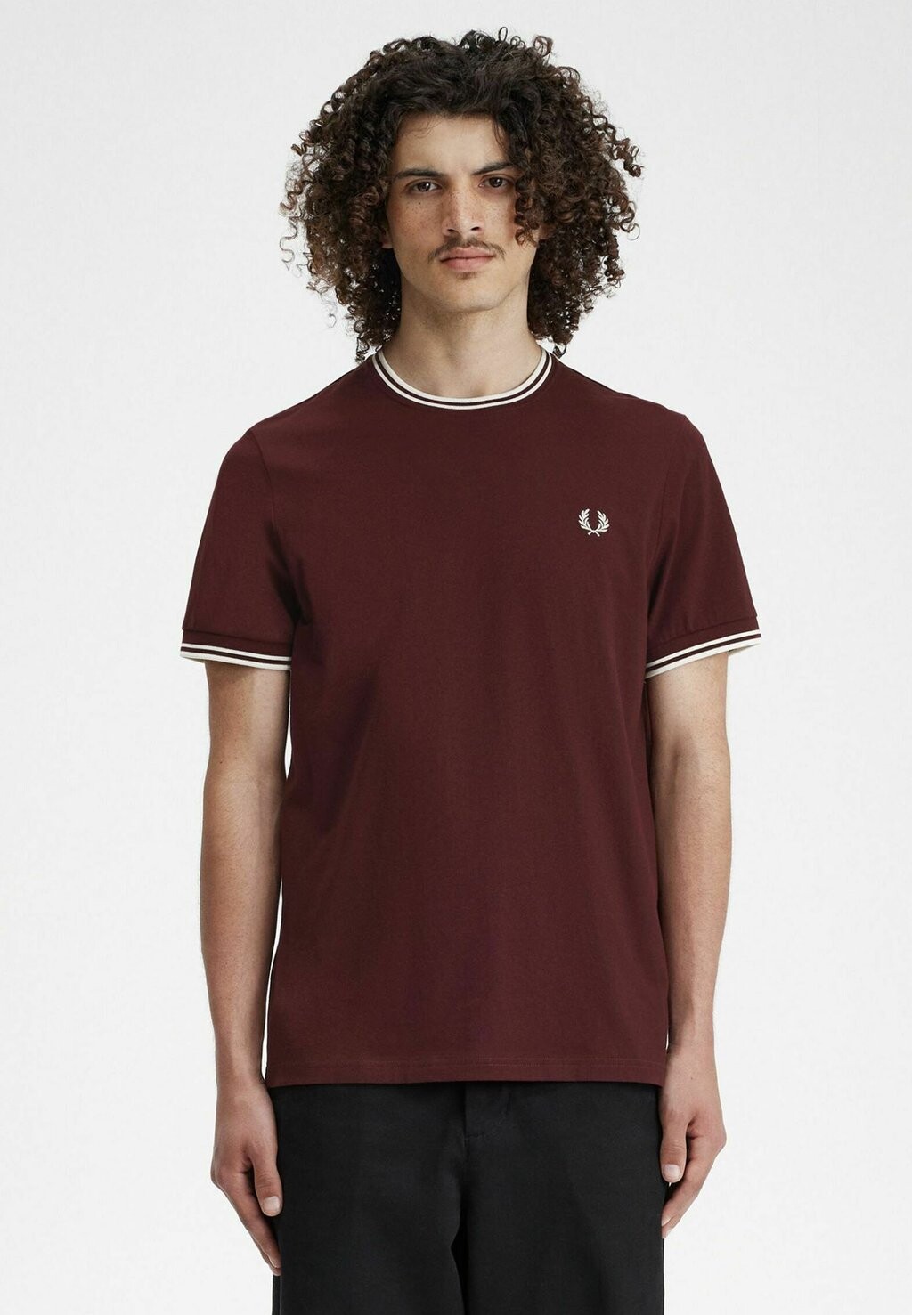 

Базовая футболка CAMISETA Fred Perry, Бордо
