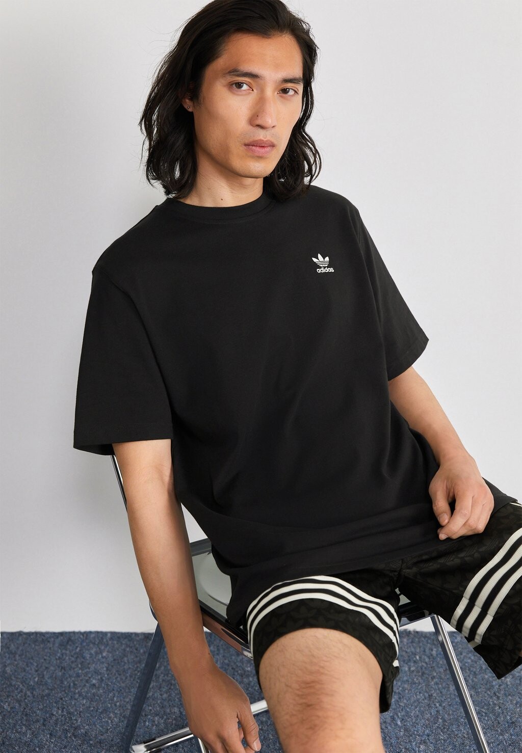 

Футболка с принтом adidas Originals, черно-белый, Черный
