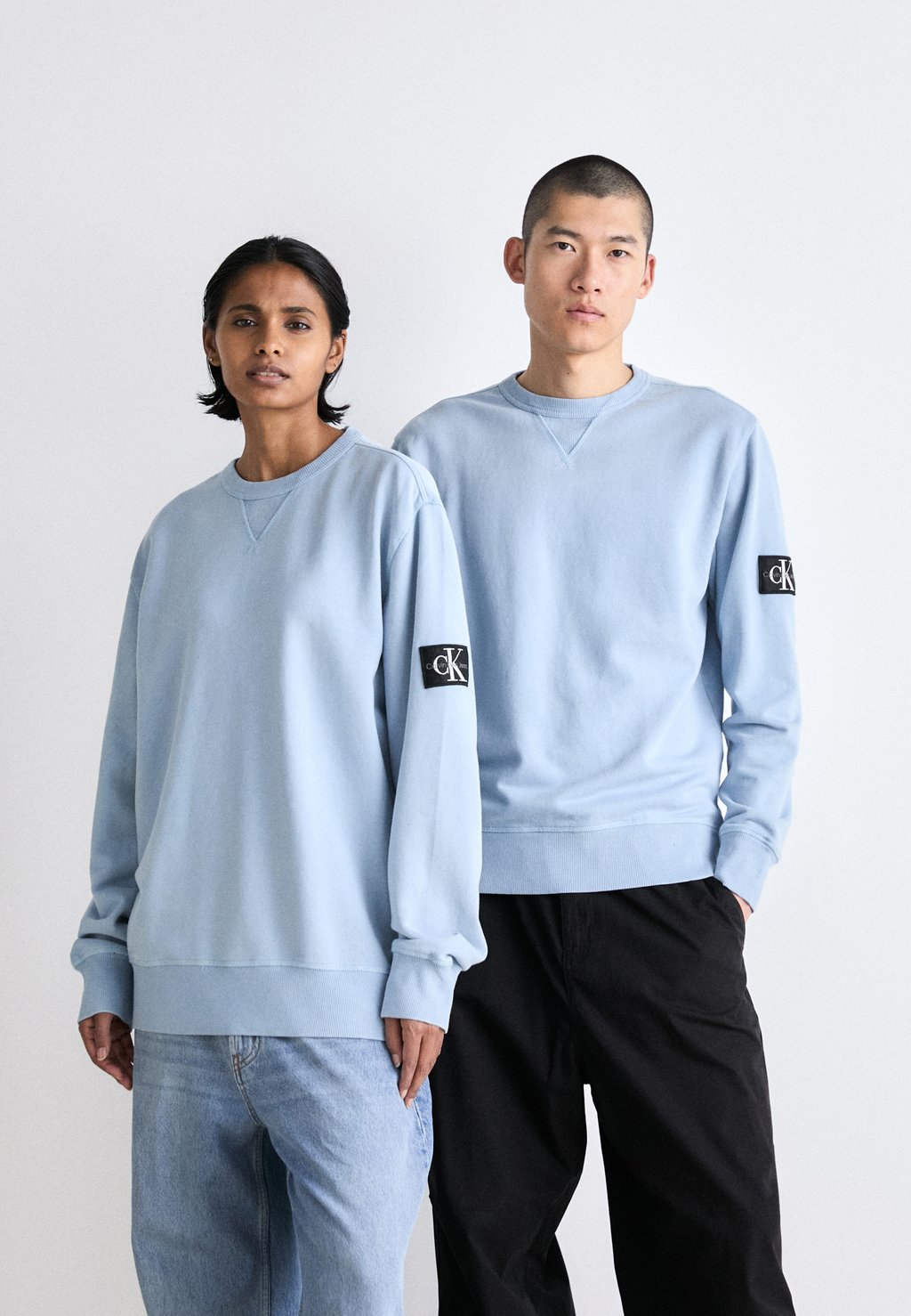 Толстовка WASHED BADGE CREW NECK UNISEX Calvin Klein Jeans, цвет dusk blue высокие мюли flatform calvin klein jeans цвет dusk blue mediterranean blue