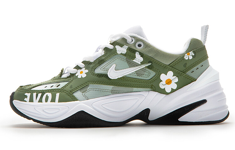 

Женские массивные кроссовки Nike M2K