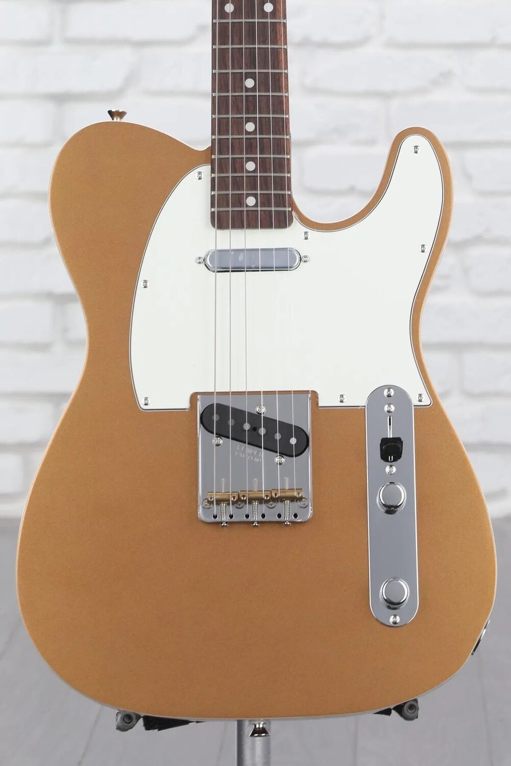 

Модифицированная электрогитара Telecaster 60-х годов Fender JV — Firemist Gold
