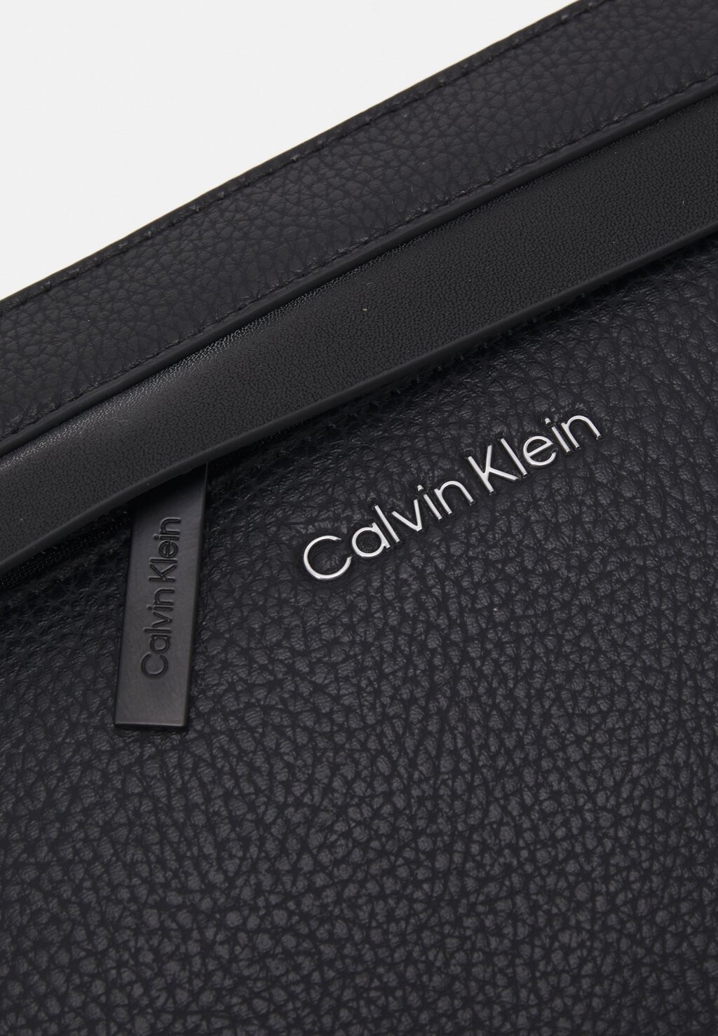 

Сумочка MUST COMPACT CASE UNISEX Calvin Klein, черный