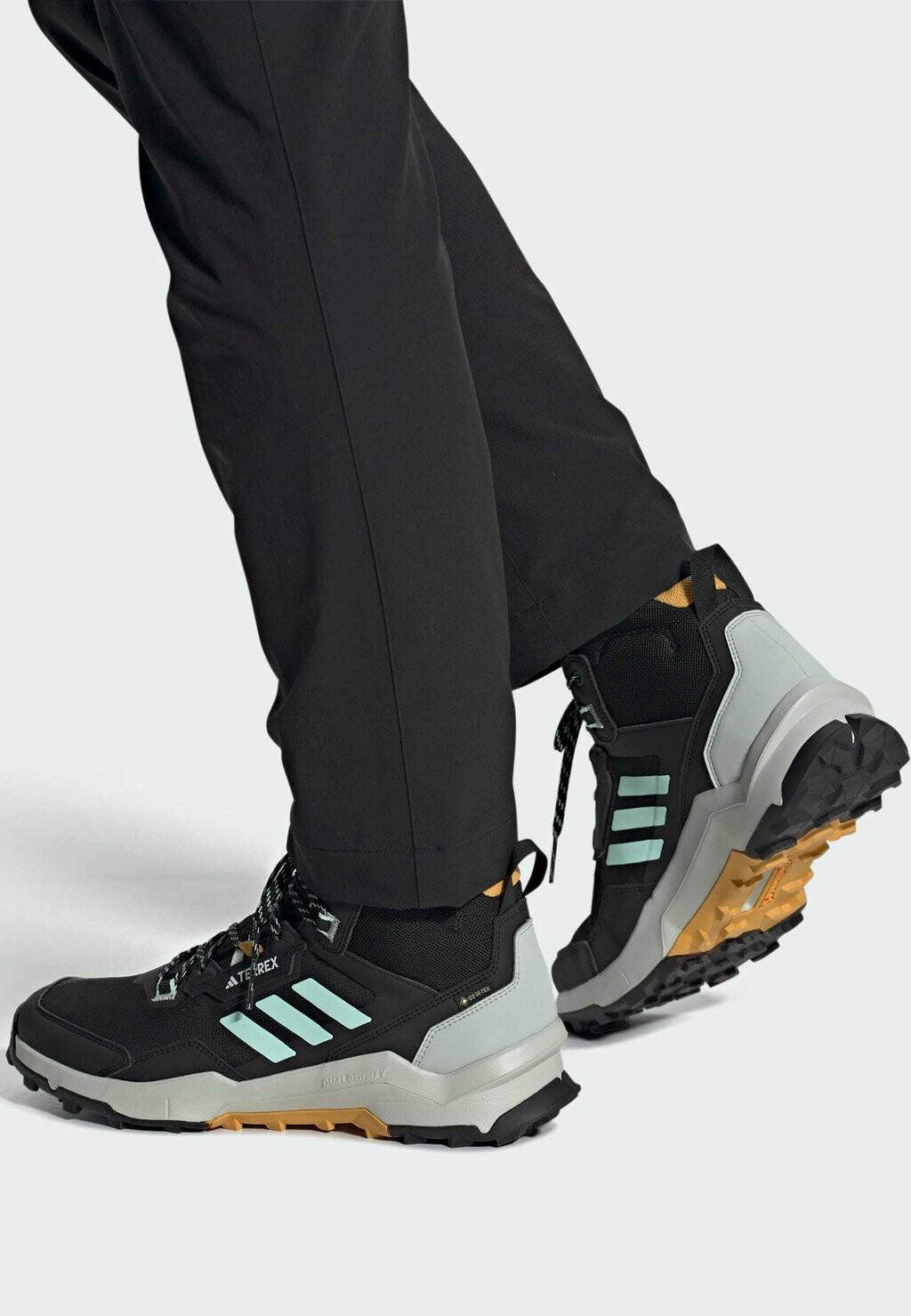 

Кроссовки Adidas