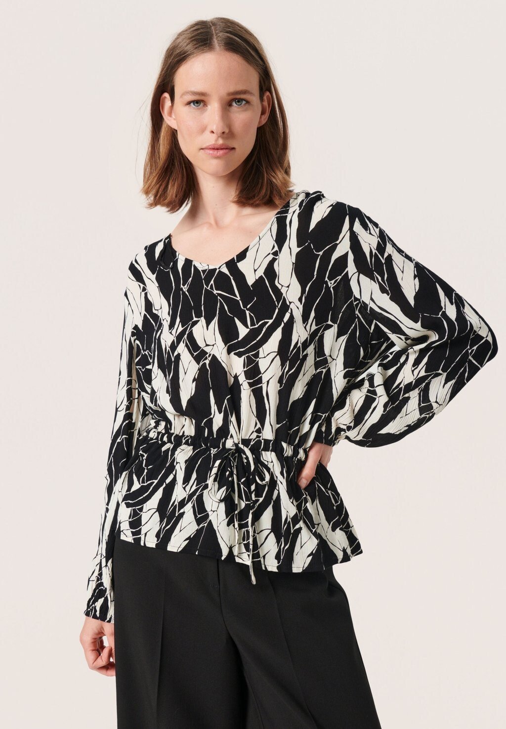 

Блузка Soaked in Luxury ZAYA DRAWSTRING, цвет black white rock print