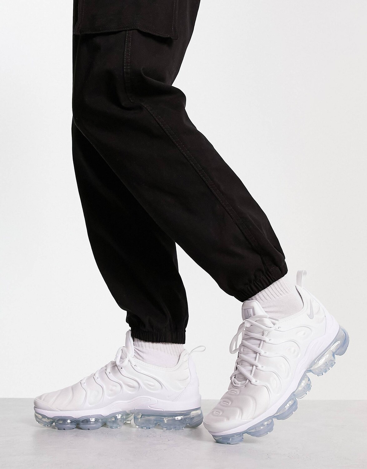 

Белые кроссовки Nike Air Vapormax Plus