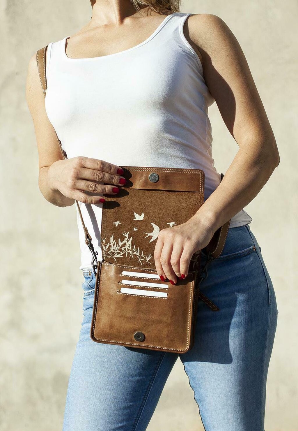 

Сумка через плечо LOIS Jeans на магнитной застежке, коричневый