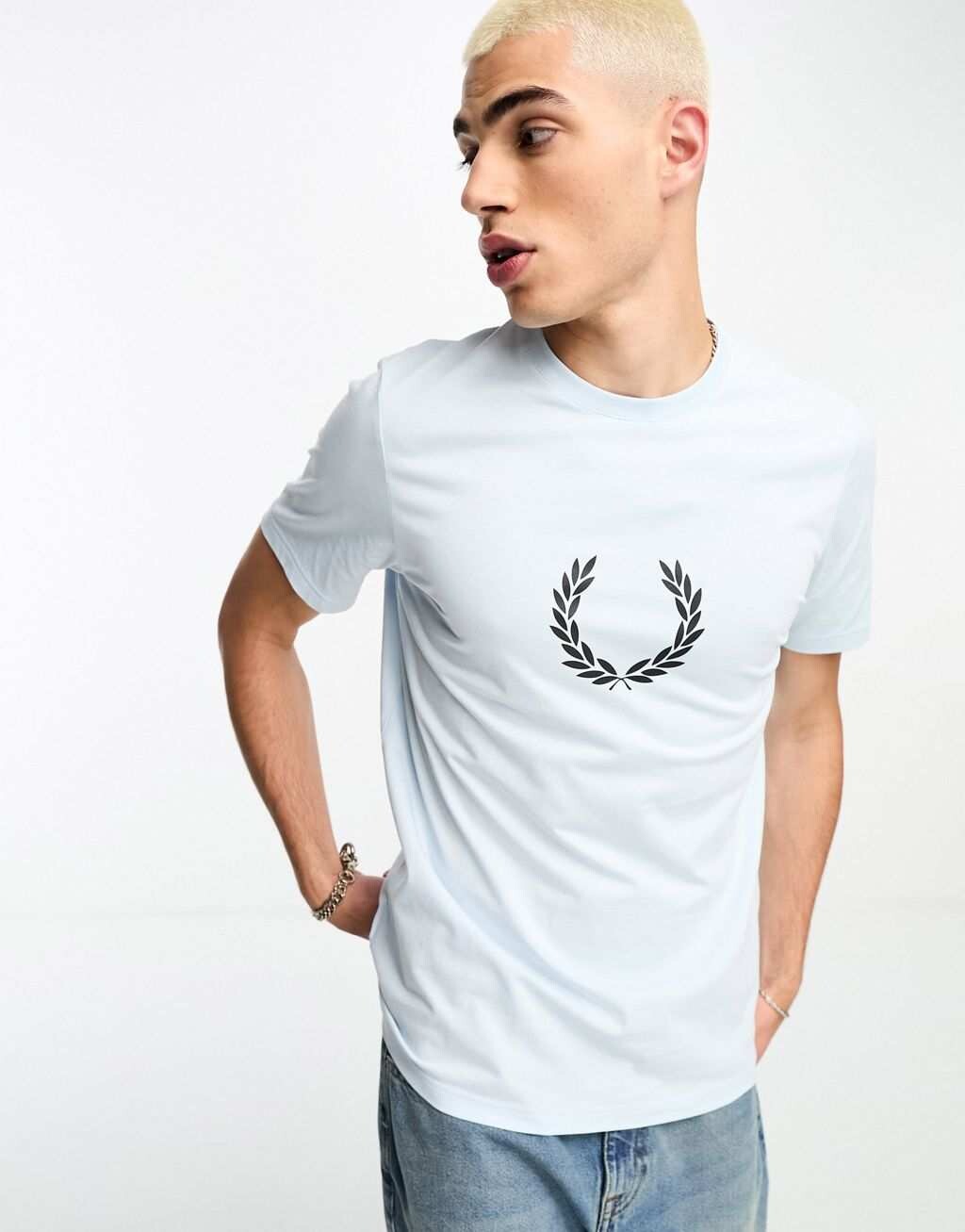 

Светлая ледяная футболка с изображением лаврового венка Fred Perry